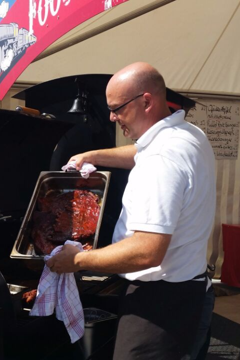 Ein Bild von Georg Spreuer vor seinem BBQ Smoker